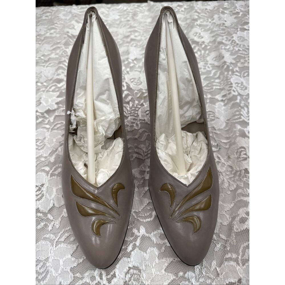 Vintage 80s New SALVATORE FERRAGAMO Taupe Embossed Classic Heels Pumps 7.5 B